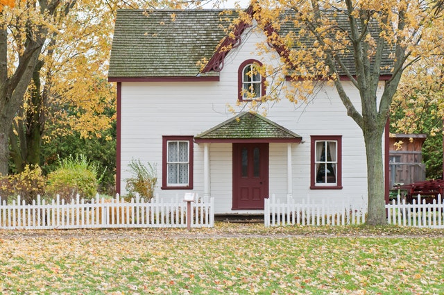 Wood or Vinyl Fencing: Which is Better?